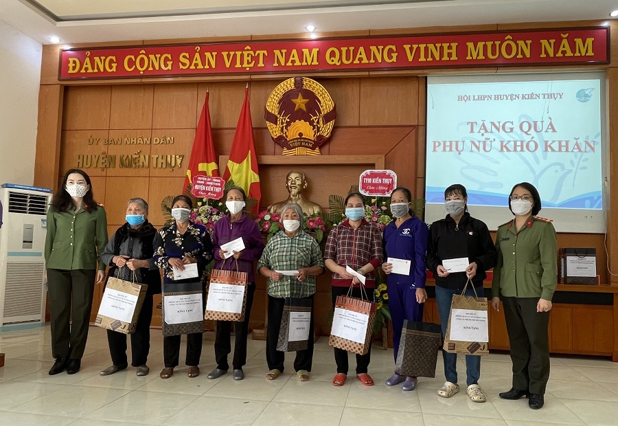 Hội phụ nữ Phòng Quản lý xuất nhập cảnh: Tặng 10 phần quà tới phụ nữ có hoàn cảnh khó khăn tại huyện Kiến Thụy